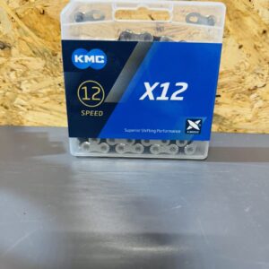 Corrente KMC X-12 12V 126 elos prateada e preta